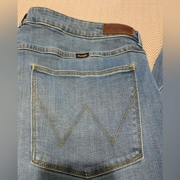 Wrangler bold boot high rise jeans. Med/light wash. Size 22. Like new-Worn once. - Picture 8 of 10